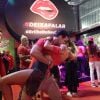 Joaquim Lopes dá um beijão na noiva, Marcela Fogaça, na pista de dança do Nosso Camarote