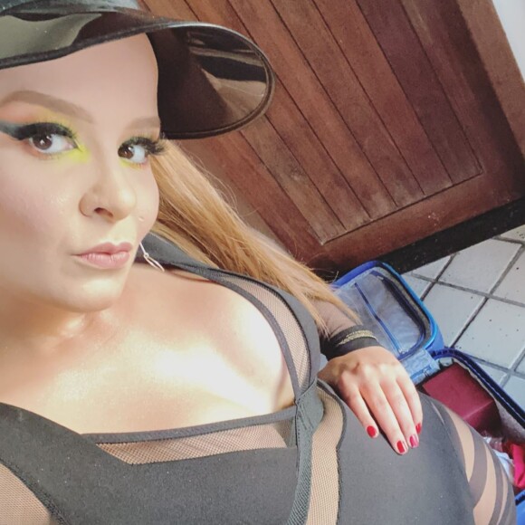Maiara, da dupla com Maraisa, exibiu o corpo mais magro em look sensual para Carnaval