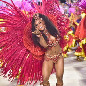 MC Rebecca mostrou todo seu samba no pé como musa do Salgueiro