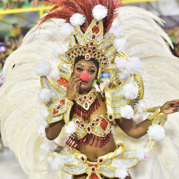 Erika Januza colocou um nariz de palhaço em parte do desfile do Salgueiro