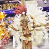 Erika Januza saúda o público durante desfile do Salgueiro