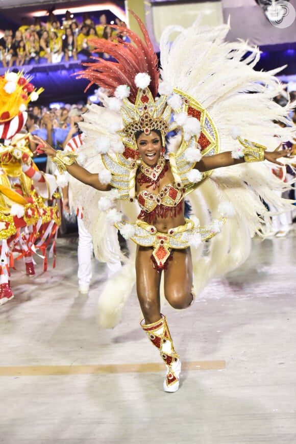 Erika Januza saúda o público durante desfile do Salgueiro