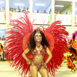 Fotos de desfile de MC Rebecca e Erika Januza: musas do Carnaval brilham no Salgueiro