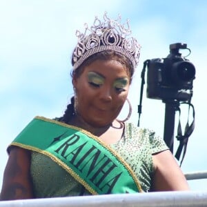 Ludmila coroou a mãe, Silvana, como rainha do seu bloco de carnaval