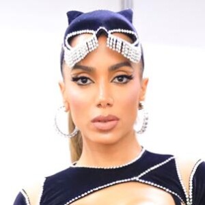 Anitta usou look composto por um macacão e lingerie em veludo