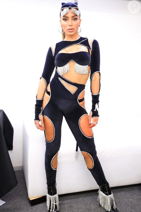 Anitta usou look composto por um macacão e lingerie em veludo