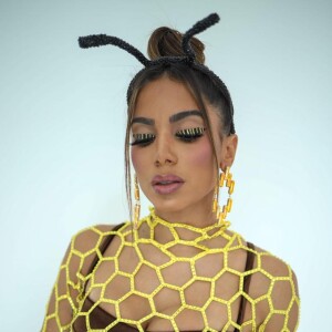 Anitta compôs look com antenas, óculos e asinhas, além de 15 mil cristais Swarovski. O tempo de criação do modelito durou cerca de um mês