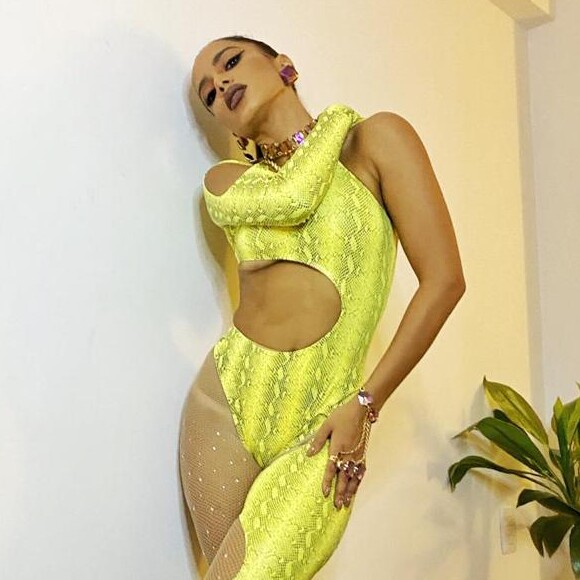 Anitta optou por um macacão em lycra emborrachada com estampa de cobra