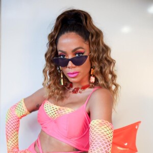 A fantasia de cavalo marinho usada por Anitta é uma sobreposição de biquínis em lycra, luvas, legging e top tie dye