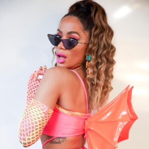 Os adereços usados por Anitta em show de Carnaval ficaram por conta das nadadeiras e botas de vinil