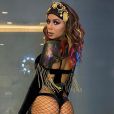 Anitta usou look c omposto por uma legging e bolero de lycra holográfica, com sobreposição de biquinis em veludo 