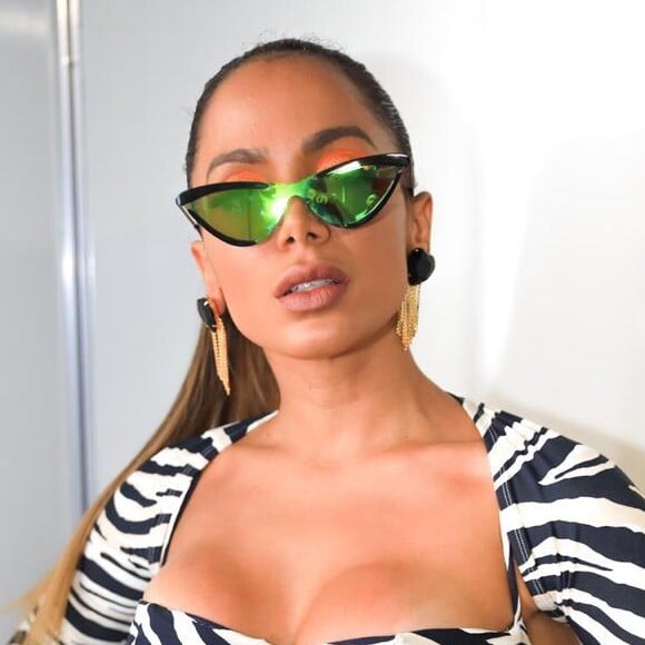 Anitta combinou fantasia de zebra com óculos futurista na cor verde