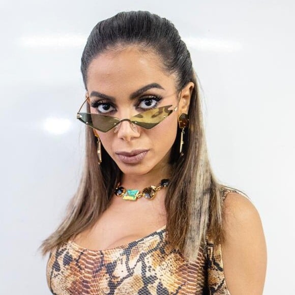 Anitta aposta em penteado web com fios penteados para trás