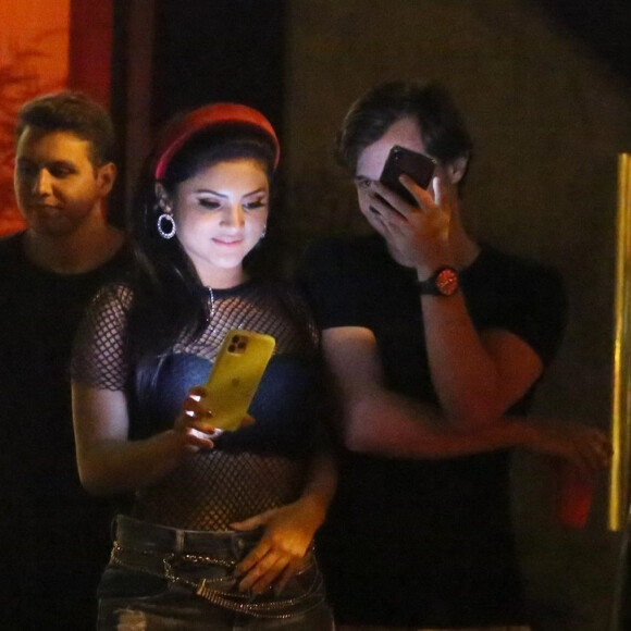 Mileide Mihaile aposta em short jeans justo com detalhe de correntes para jantar com namorado nesta quinta-feira, dia 28 de fevereiro de 2020