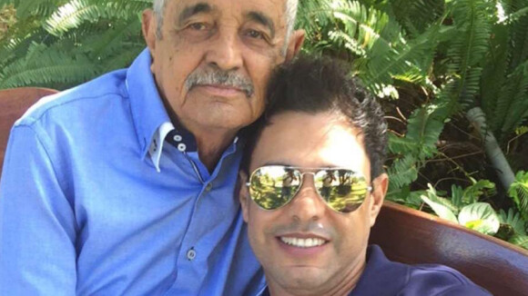 Zezé Di Camargo mostra foto com pai após alta de hospital: 'Pense na felicidade'