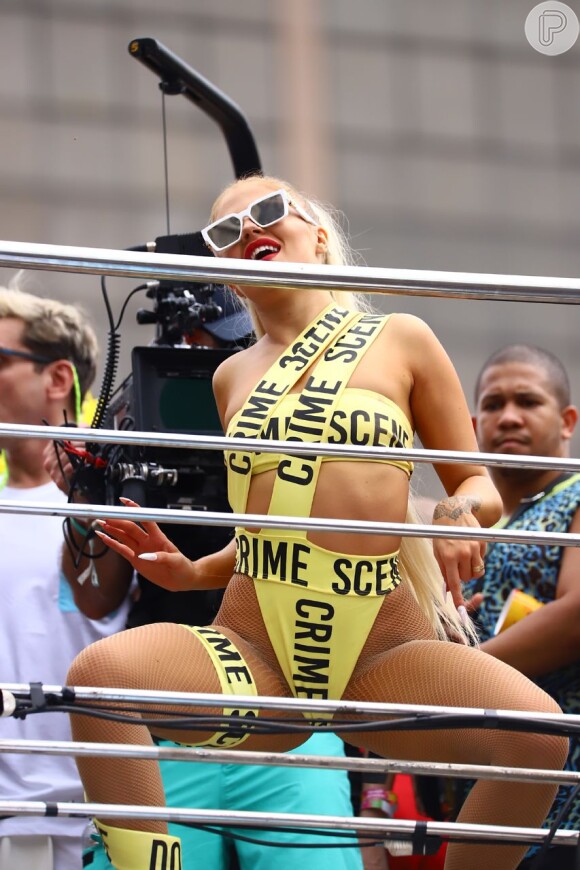Luísa Sonza usou fantasia inspirada em Lady Gaga no clipe 'Telephone'