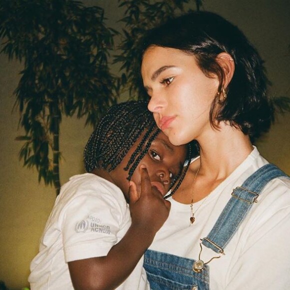 Bruna Marquezine compartilhou uma série de fotos em que aparecia brincando com crianças da ONG IKMR