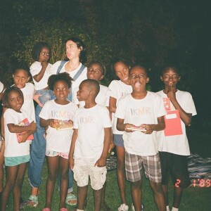 Bruna Marquezine, convidada para camarote da Sapucaí, preferiu passar o sábado em casa com crianças refugiadas