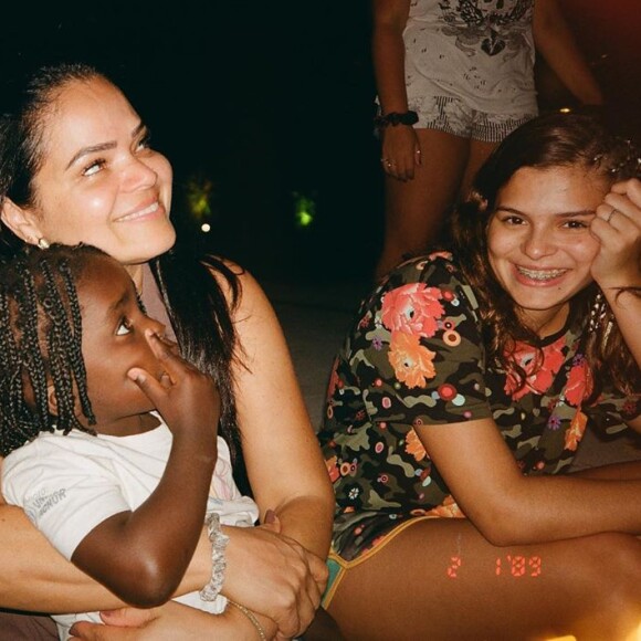 Bruna Marquezine mostrou fotos da mãe, Neide, e da irmã, Luana, no momento de descontração com crianças refugiadas