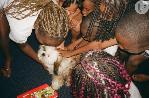 Bruna Marquezine fotografou as crianças interagindo com seus pets