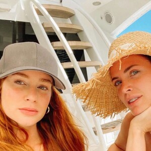 Marina Ruy Barbosa faz foto com amiga em passeio de barco após Carnaval em Salvador