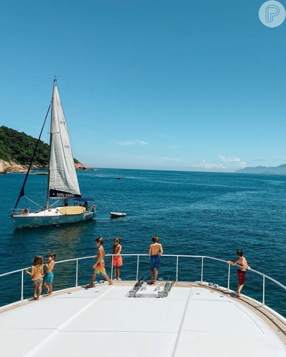 Marina Ruy Barbosa mostra filhos de amigos se divertindo em passeio de barco