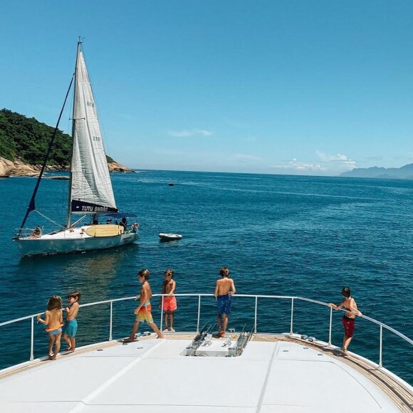 Marina Ruy Barbosa mostra filhos de amigos se divertindo em passeio de barco