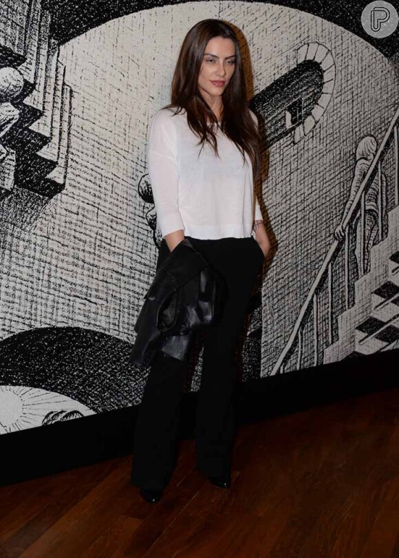 Cleo Pires combina look preto e branco para abertura de exposição em São Paulo, nesta quinta-feira, 23 de outubro de 2014