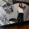 Cleo Pires combina look preto e branco para abertura de exposição em São Paulo