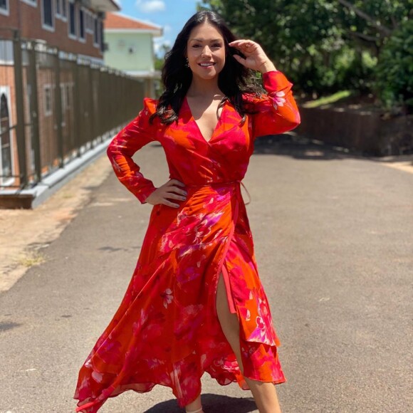 Thais Fersoza roubou a cena com vestido midi com print floral em casamento do cunhado