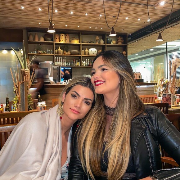Suzanna Freitas comemorou aniversário da mãe, Kelly Key, em restaurante