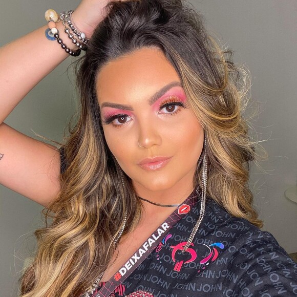Suzanna Freitas dá dica de beleza e faz looks do dia no Instagram