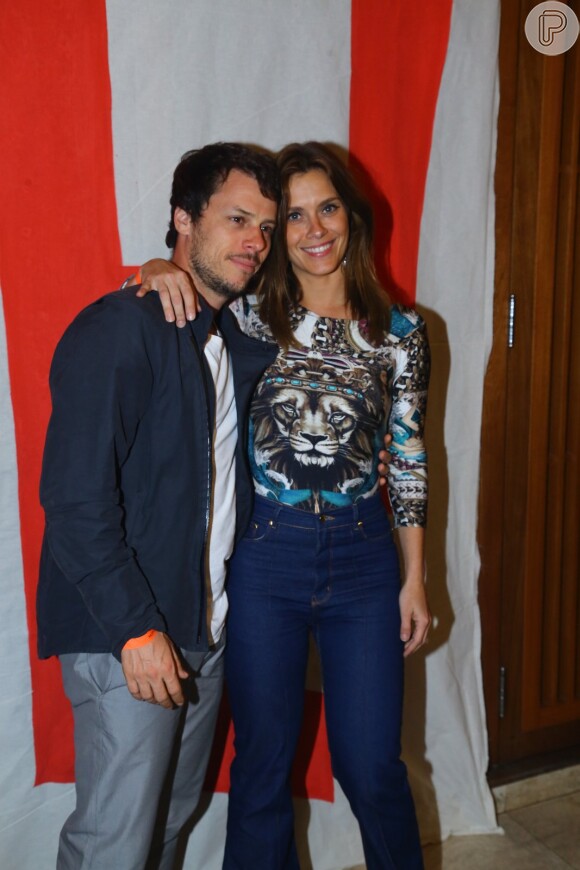 Carolina Dieckmann posa ao lado do marido, Tiago Worckman, em festa no Rio