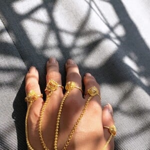 Anitta aposta em hand chain, espécie de pulseira com anéis, para compor look em primeiro dia de viagem nas Maldivas