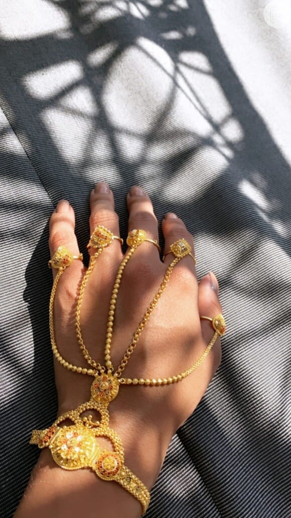 Anitta aposta em hand chain, espécie de pulseira com anéis, para compor look em primeiro dia de viagem nas Maldivas