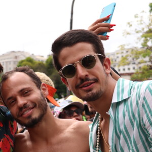 Affair de Anitta, Gabriel David acompanhou cantora no Carnaval e curtiu bloco da poderosa com Enzo Celulari