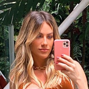 Grávida, Giovanna Ewbank evidenciou a silhueta em vestido colado ao corpo