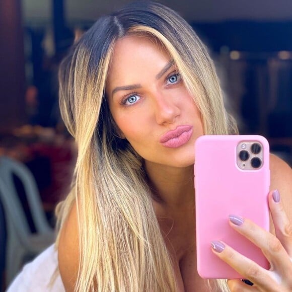 Look decotado de Giovanna Ewbank roubou a cena em foto nas redes sociais