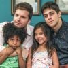 Na novela 'Salve-se Quem Puder': Kyra (Vitória Strada) e Alan (Thiago Fragoso) viajam com os filhos pequenos do advogado ao Rio