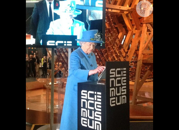 Rainha Elizabeth II digita seu primeiro Twitter nesta sexta-feira, 24 de outubro de 2014