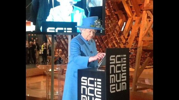 Rainha Elizabeth II usa o Twitter pela primeira vez: 'É um prazer'