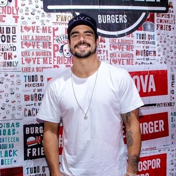 Caio Castro escolheu um presente de valor luxuoso para Grazi Massafera após uma viagem romântica com a atriz