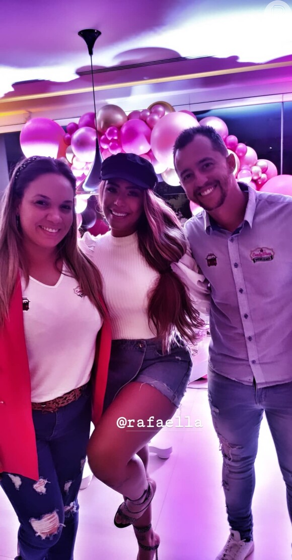 Rafaella Santos posa com convidados em festa de 24 anos