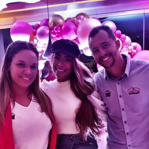 Rafaella Santos posa com convidados em festa de 24 anos
