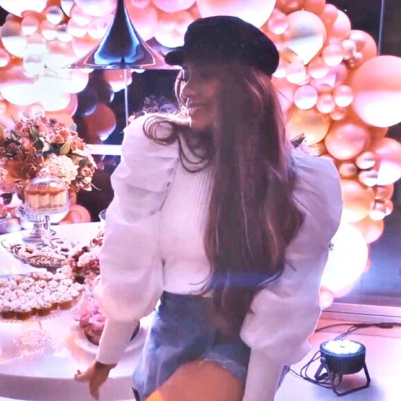 Rafaella Santos apostou em look com mangas bufantes, short-saia jeans e sandália espiral para comemorar seus 24 anos