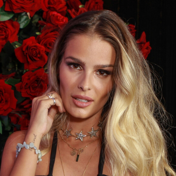 Yasmin Brunet encanta famosas ao posar de topless na praia em foto compartilhada nesta quinta-feira, dia 12 de março de 2020