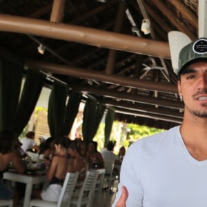 Gabriel Medina trocou beijos com Yasmin Brunet