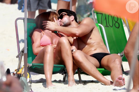 Nicole Bahls foi à praia com o marido, Marcelo Bimbi