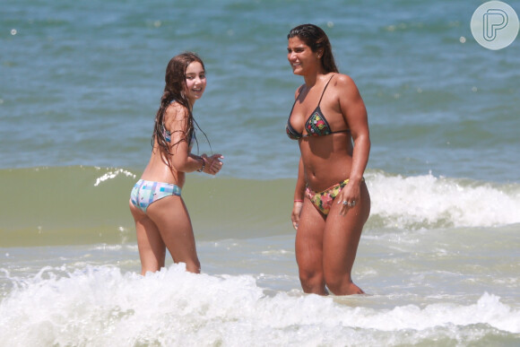 Filha mais nova de Flávia Alessandra, Olívia entrou no mar com a irmã, Giulia Costa