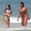 Giulia Costa e a irmã mais nova, Olívia, se divertiram em dia de praia na Barra da Tijuca